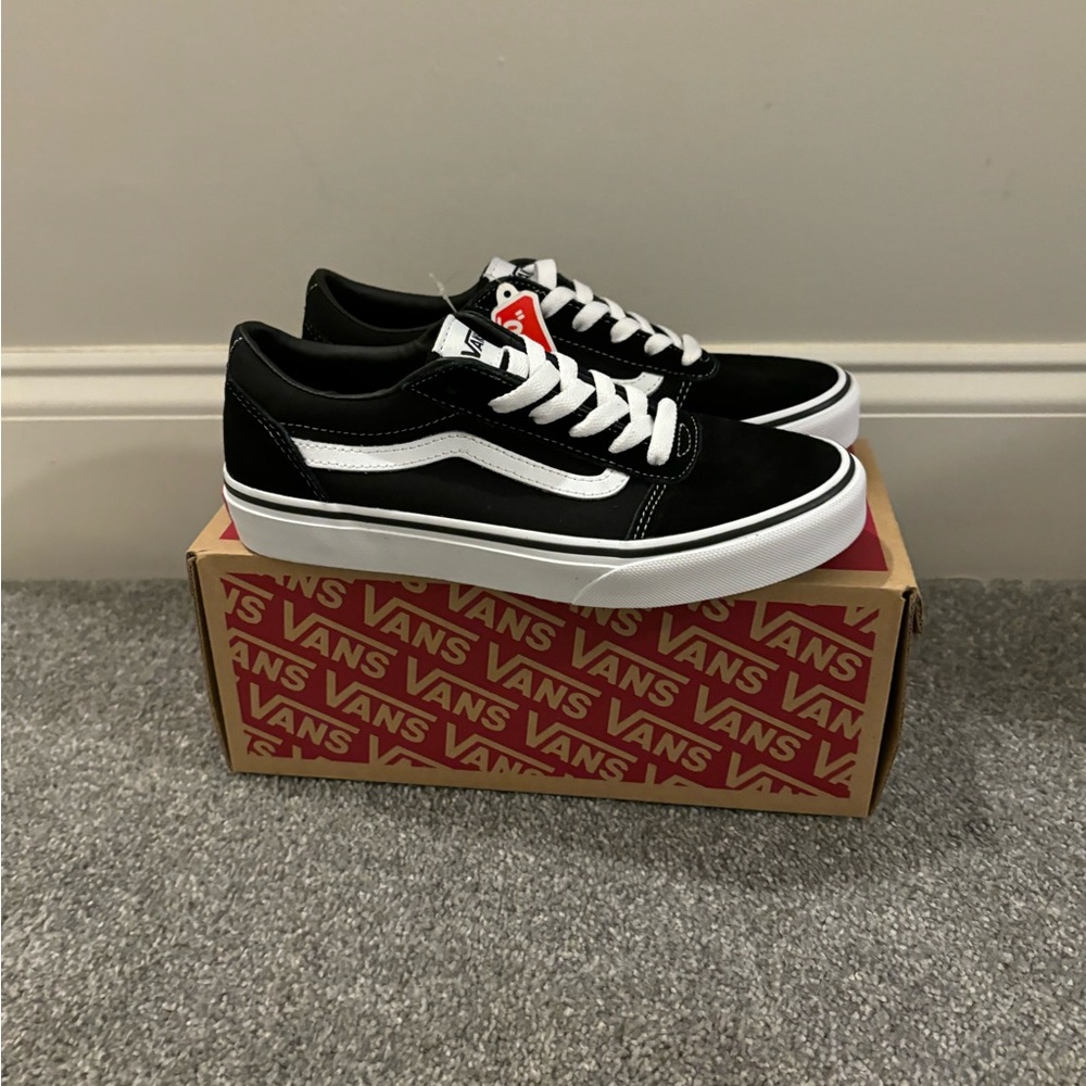 NWT Boys Vans Old Skool Size 4